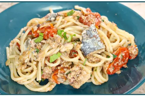 Macarronada de sardinha bem temperada, fácil de fazer e perf