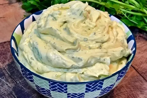 Maionese caseira temperada para hambúrguer e saladas receita