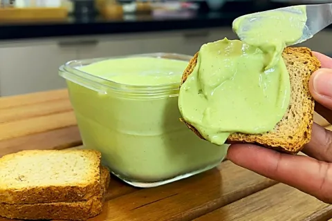 Maionese de alho temperada deliciosa para servir com carnes 