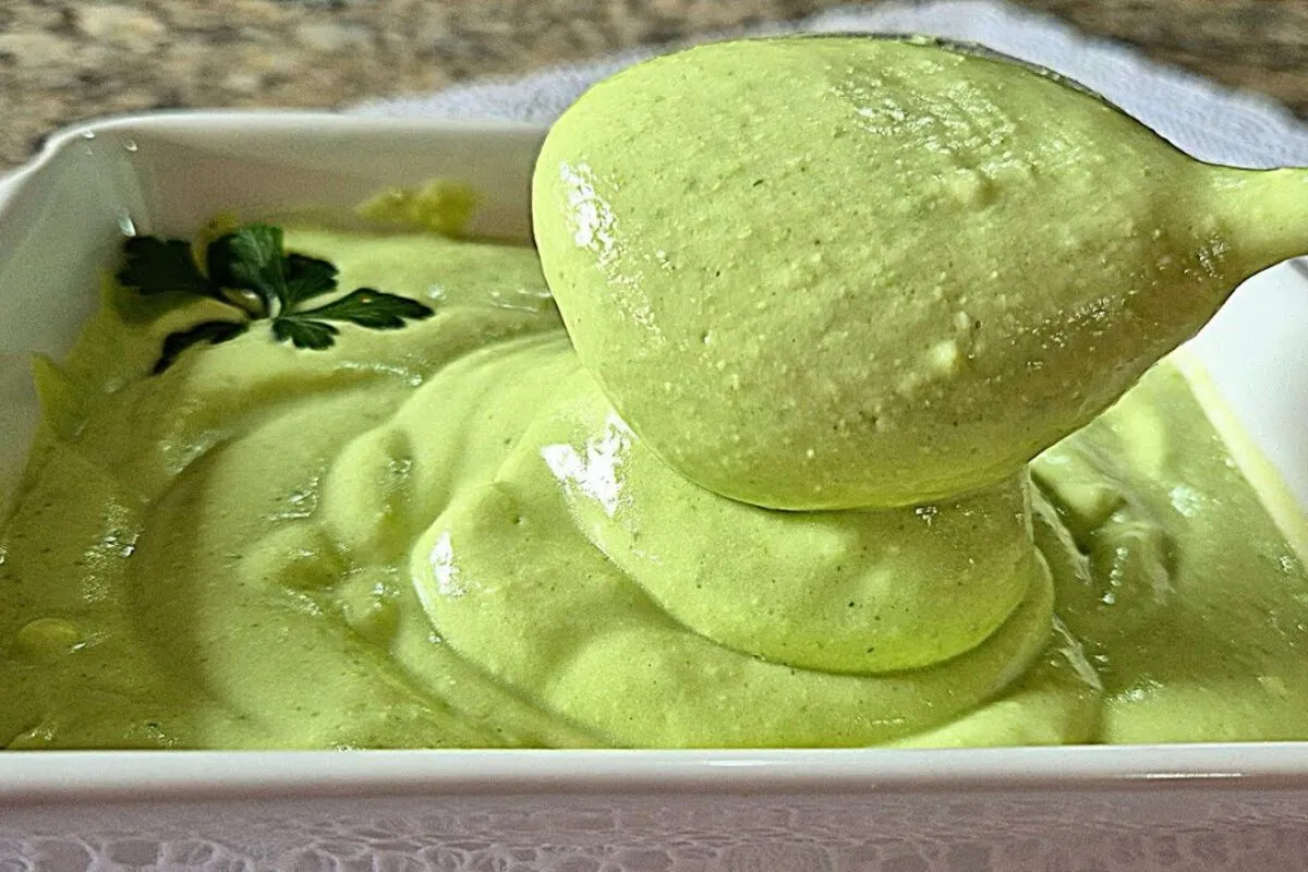Maionese verde de lanchonete cremosa e bem temperada, para t