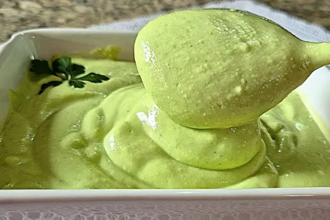 Maionese verde de lanchonete cremosa e bem temperada, para t
