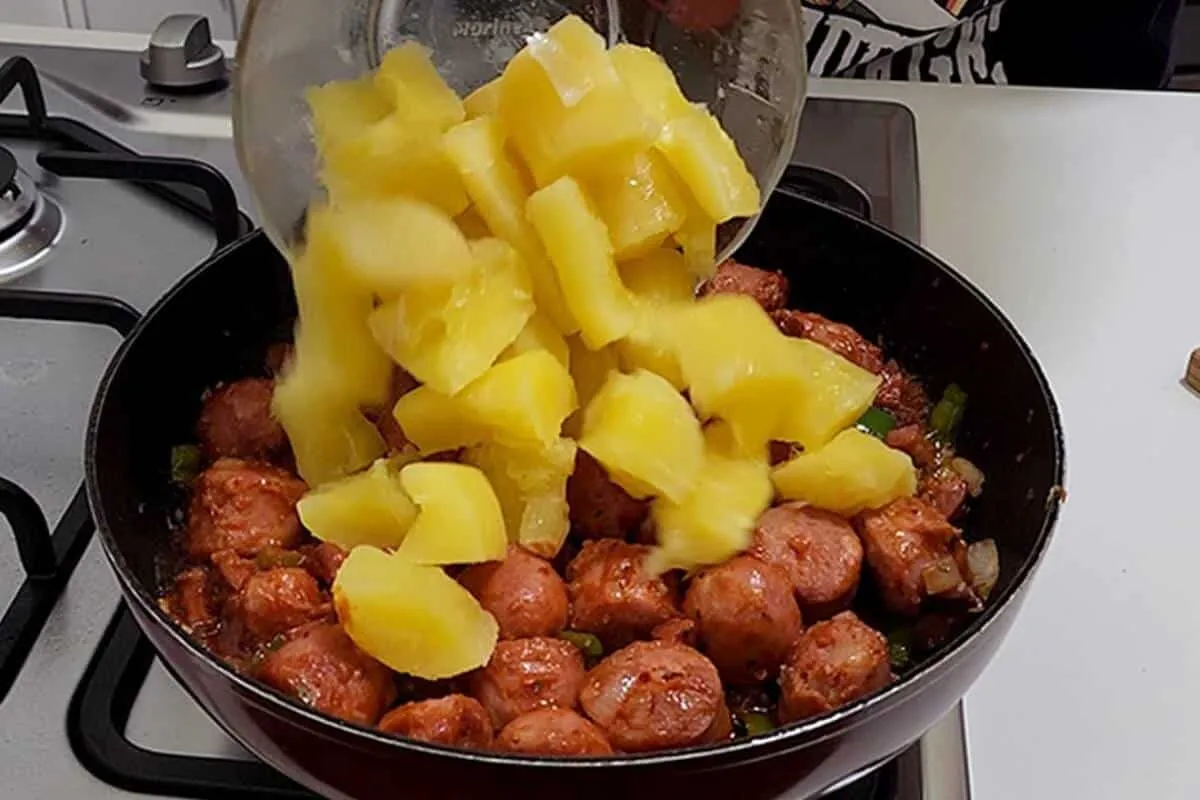 Mandioca atolada com linguiça toscana: prato fácil e econômi