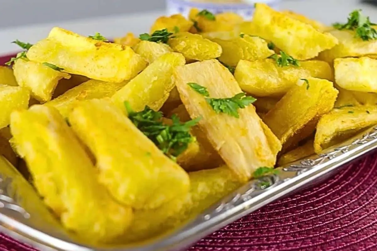 Mandioca frita sequinha de restaurante: veja o que fazer par