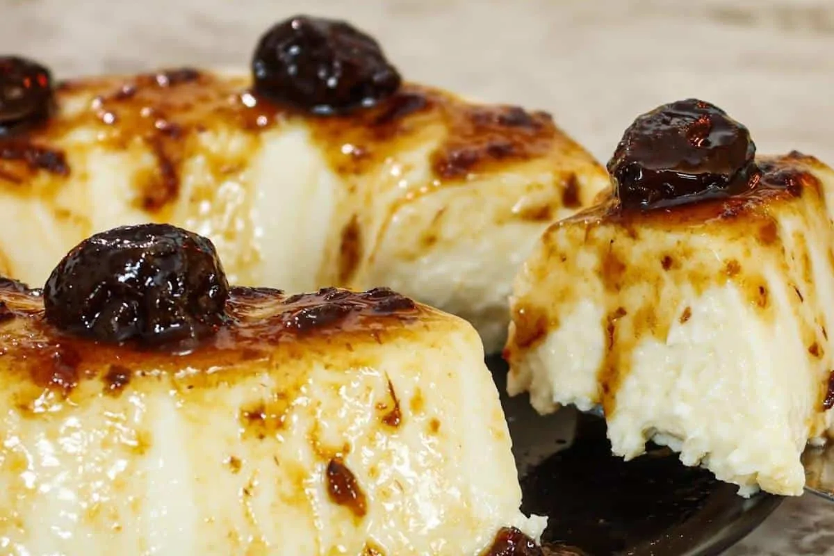 Manjar de coco com calda de ameixa para o natal todos pedem