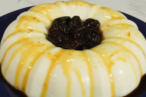 Manjar de coco com calda de ameixa: sobremesa geladinha e fá