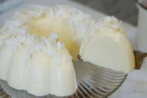 Manjar de coco cremoso e delicioso, com calda de frutas verm