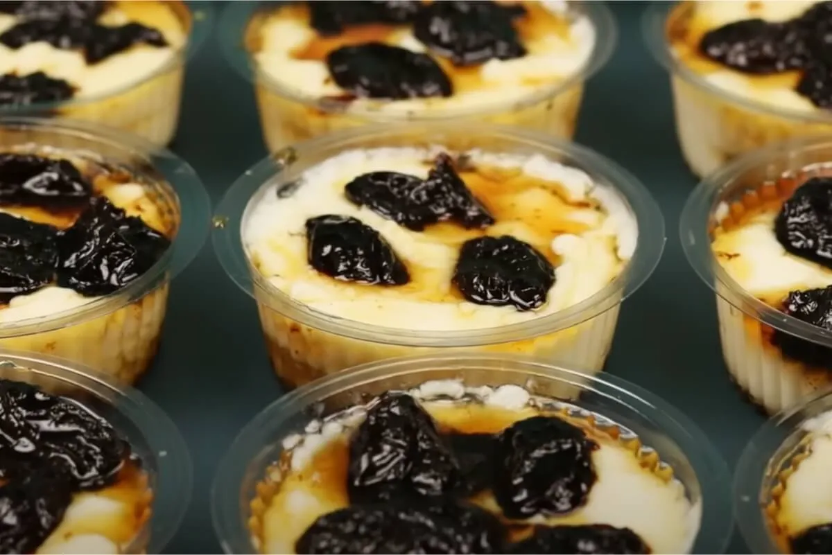 Manjar de coco no pote com calda de ameixa cremoso e muito f