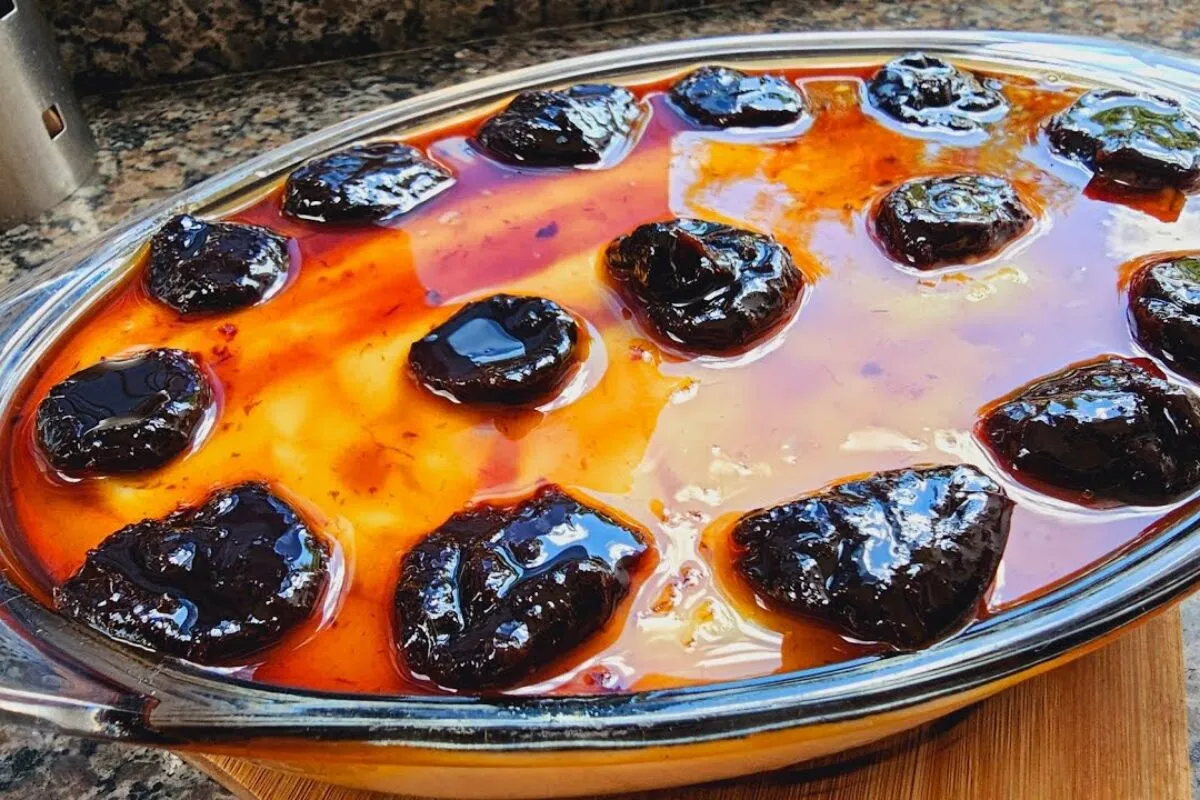 Manjar de travessa com calda deliciosa, fácil de fazer e óti