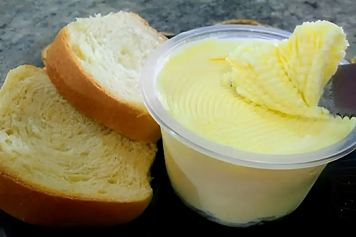 Manteiga caseira cremosa e deliciosa pronta em minutos