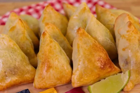 Massa de esfiha sem glúten leve e com recheio suculento, opç