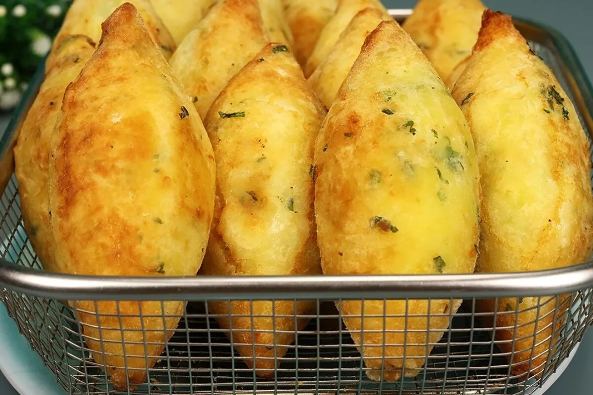 Massa de mandioca para salgado frito com apenas 4 ingredientes para o bolinho de aipim mais gostoso de todos