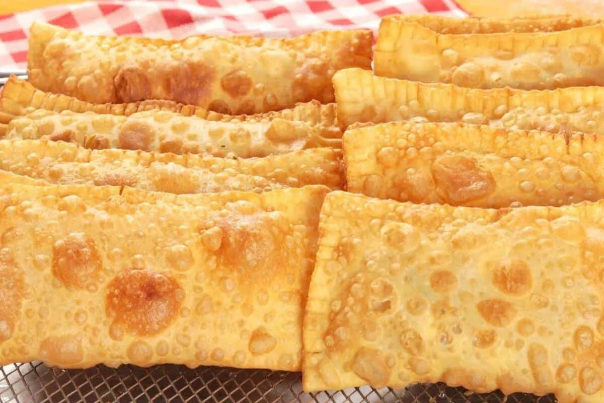 Massa de pastel caseira crocante e sequinha que dá certo sem