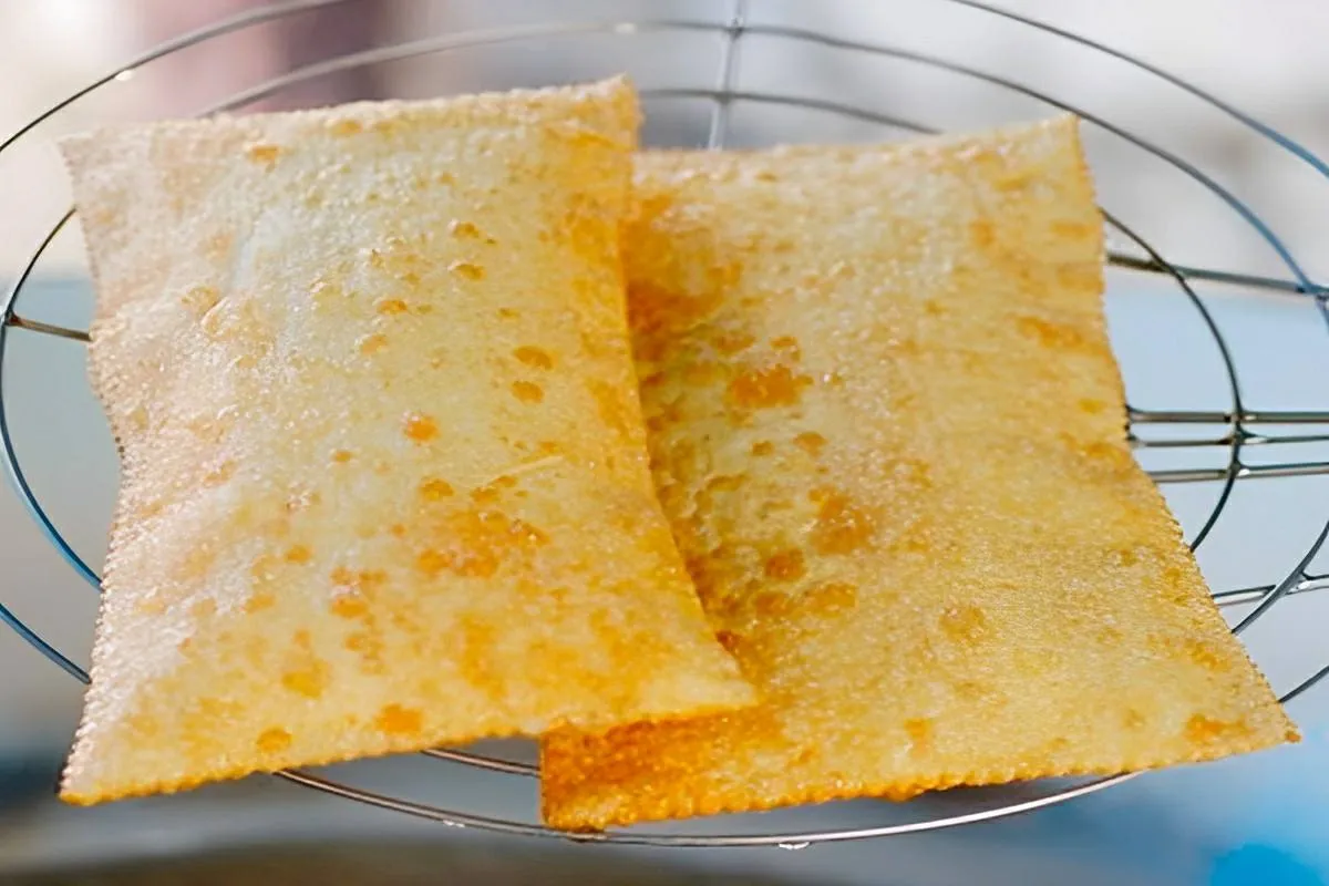 Massa de pastel de feira crocante e sequinha feita com ingre