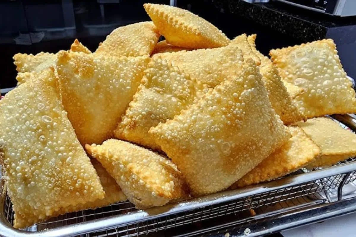 Massa de pastel de feira que fica sequinha e não encharca de