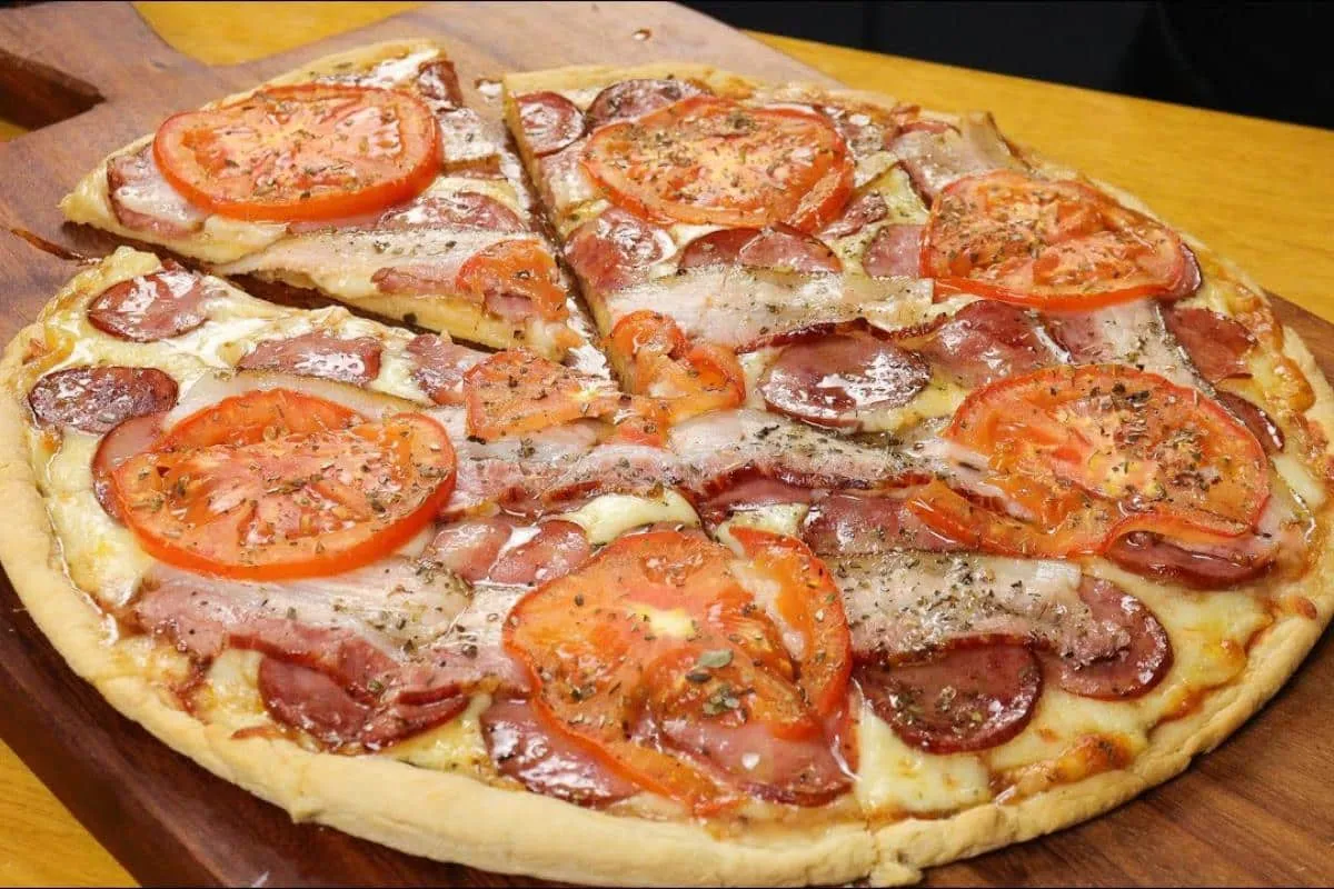 Massa de pizza caseira com creme de leite: não fica seca e d