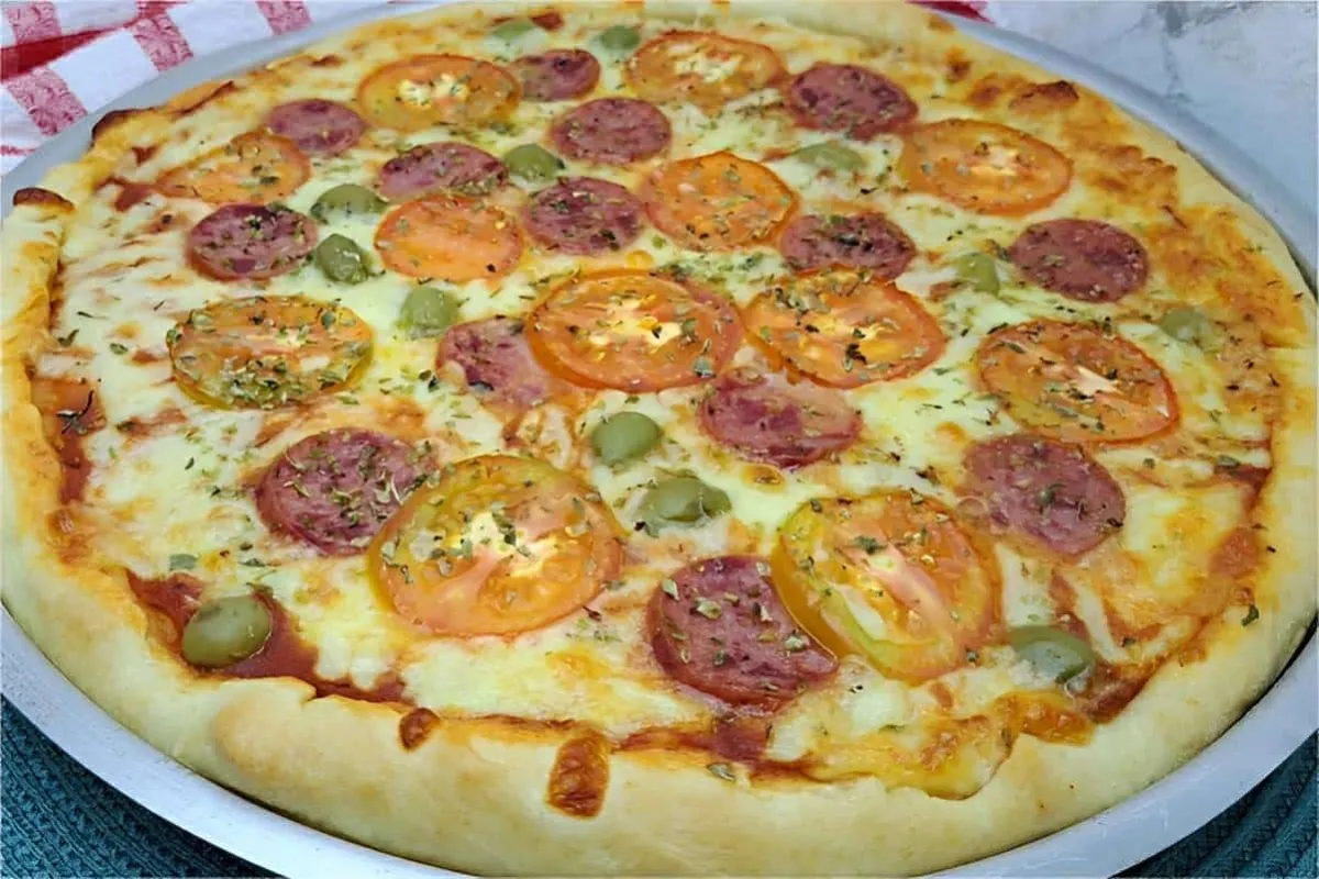 Massa de pizza caseira muito fácil que não precisa sovar até