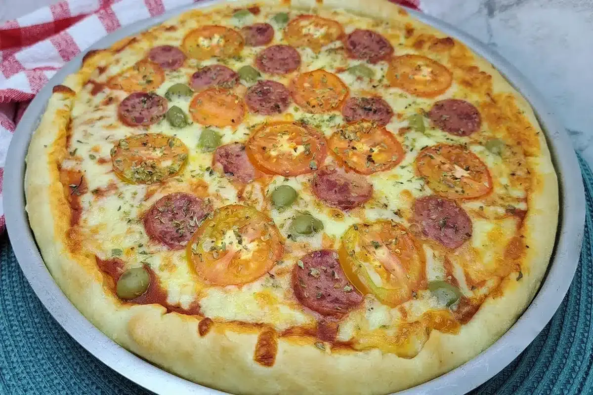 Massa de pizza caseira muito macia e que não fica ressecada