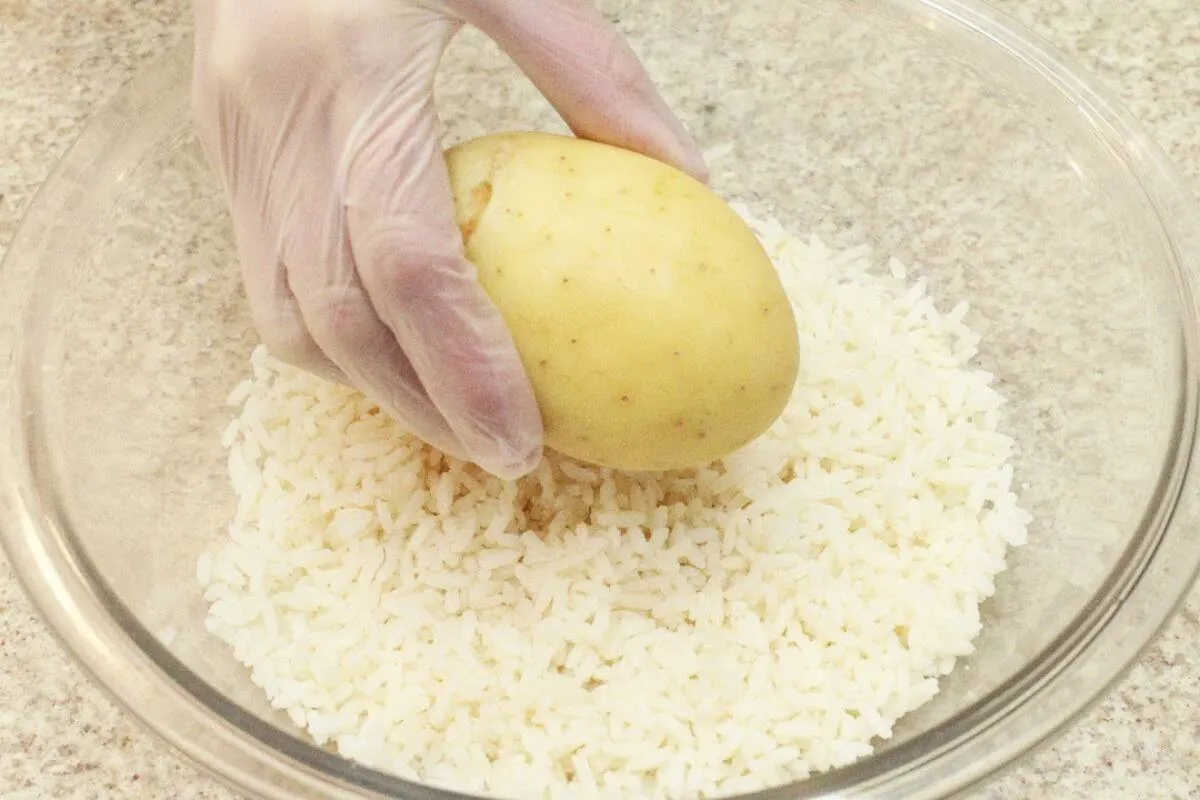 Massa de salgado com batata e arroz: receita fácil que vai t