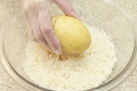 Massa de salgado com batata e arroz: receita fácil que vai t