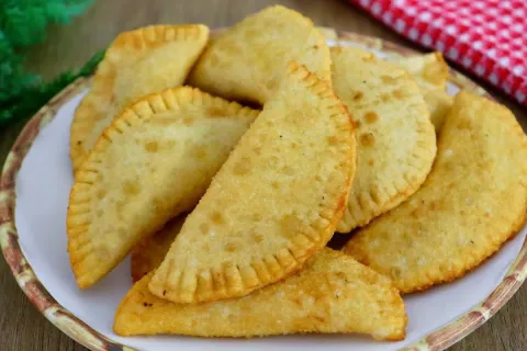 Massa especial de pastel com 2 ingredientes que não encharca