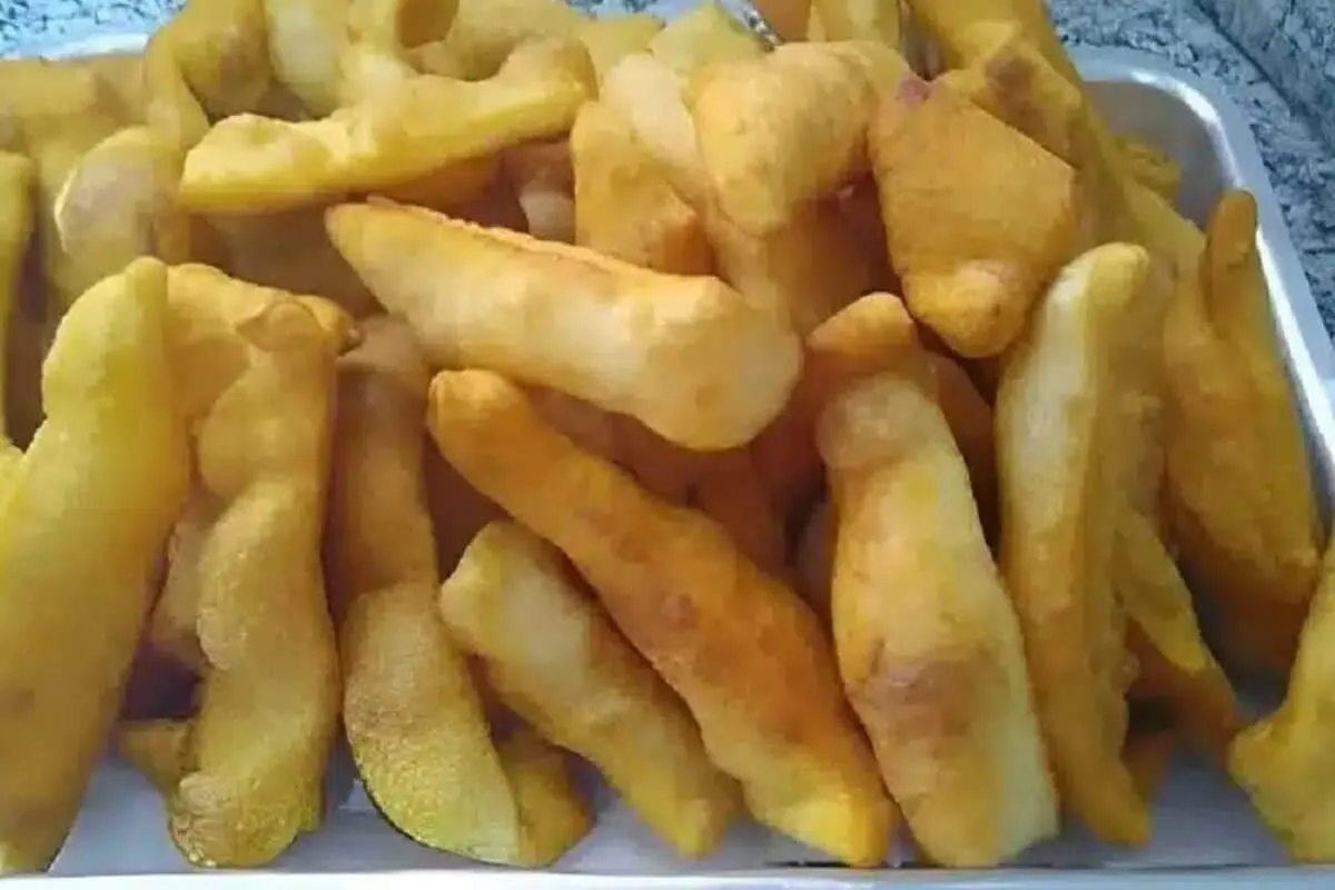 Massinha frita da vovó deliciosa para você servir com um caf