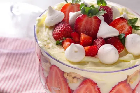 Merengue de morangos na taça, uma sobremesa clássica e linda