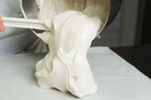 Merengue suíço para cobertura de bolo super cremoso, firme e
