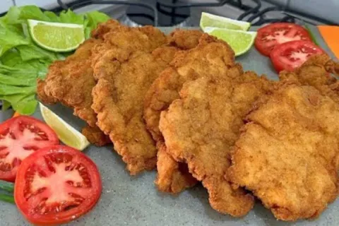 Milanesa de porco sequinha e crocante para a hora do almoço