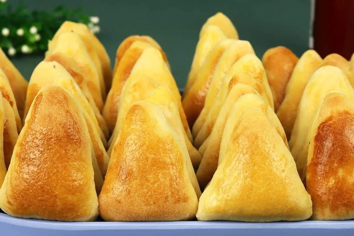 Mini esfirra de carne macia e bem recheada, ótima para festa