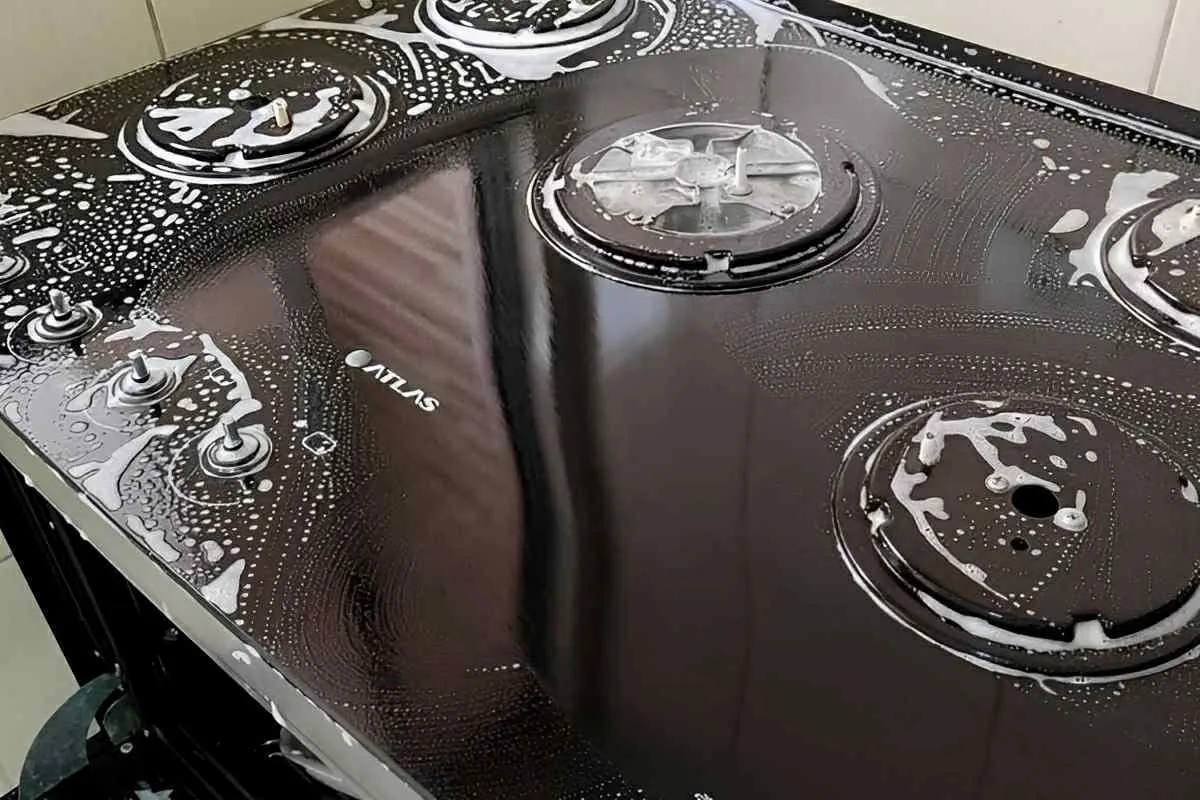 Mistura caseira para limpar o fogão com apenas 3 ingrediente