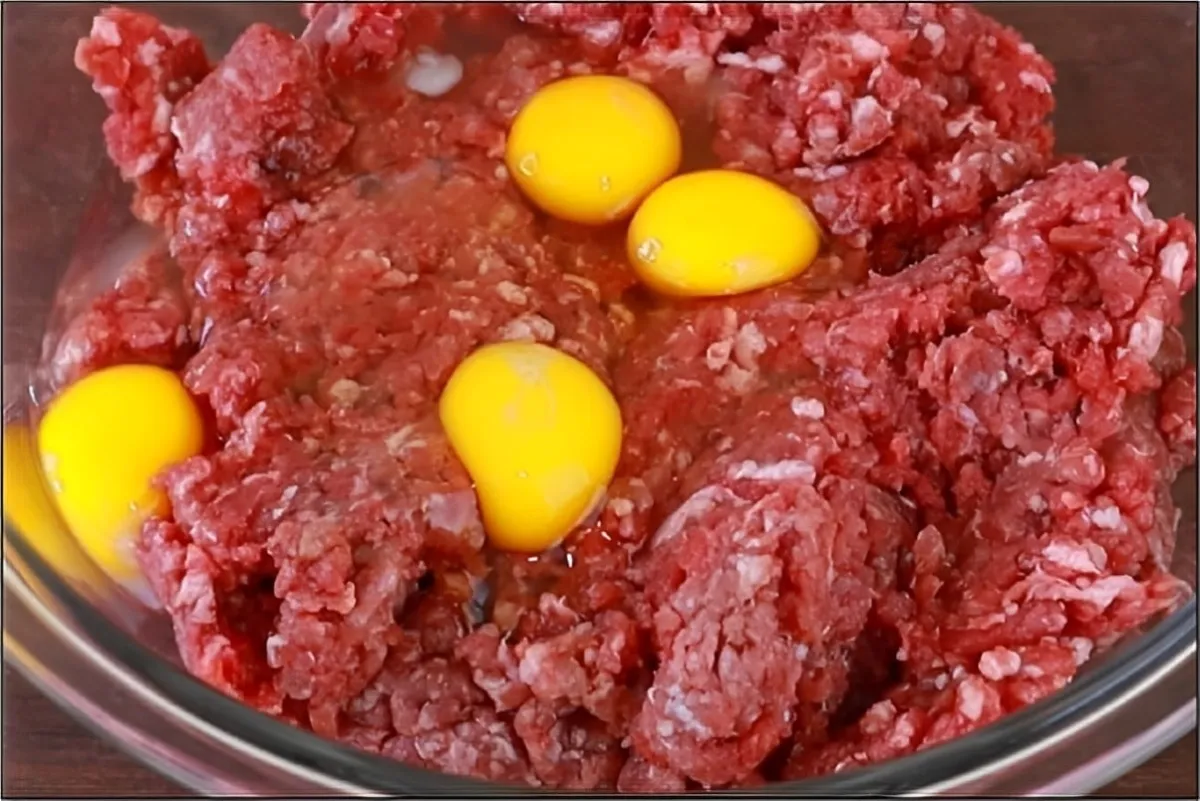 Misture carne moída e ovos e prepare essa deliciosa carne mo