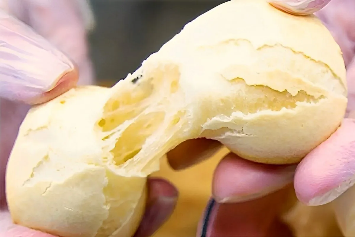 Misturei 2 ingredientes e fiz um pão de queijo sem ovos que