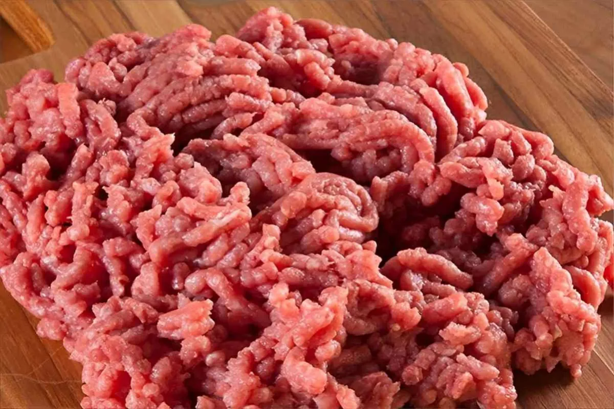 Misturei carne moída com linguiça toscana e fiz um bolo de c