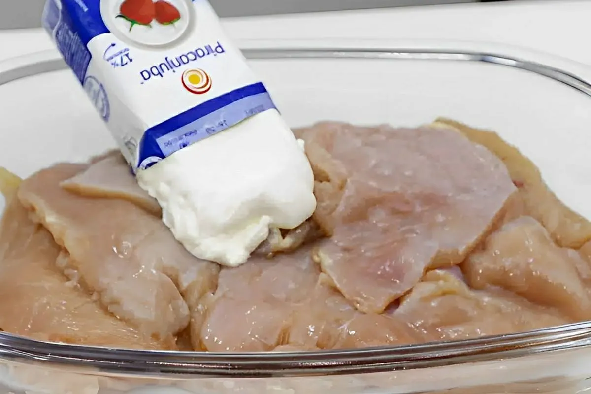 Misturei creme de leite no frango e fiz um frango frito sucu