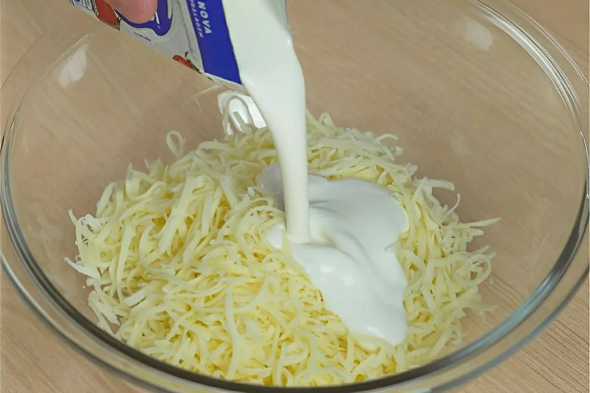 Misturei creme de leite no queijo e fiz um pão de queijo del