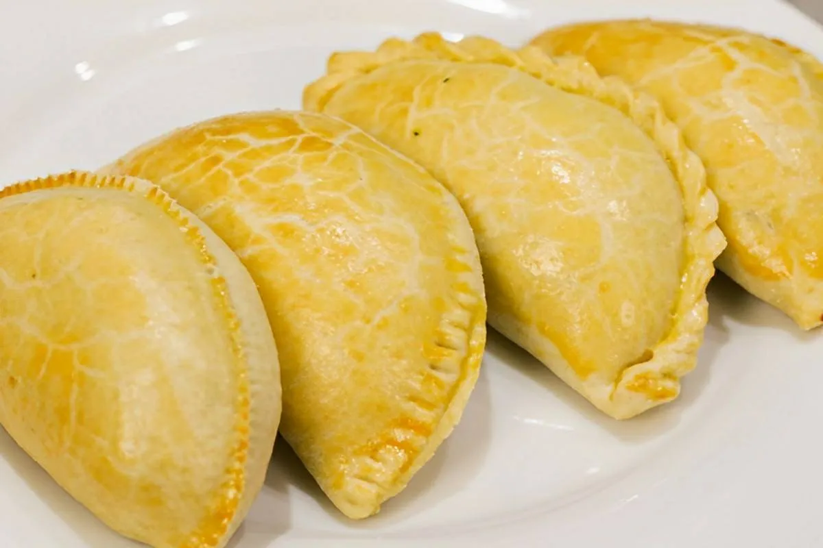Misturei farinha água e margarina e fiz um pastel de forno c
