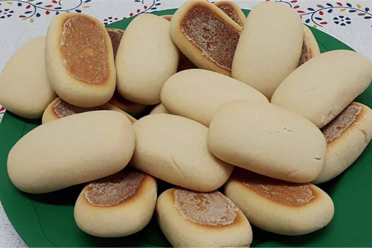 Misturei farinha de trigo com leite condensado e fiz uma bol