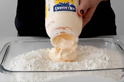Misturei farinha de trigo com maionese e preparei uma torta 