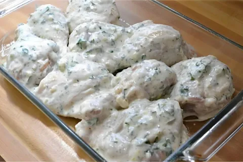 Misturei iogurte natural no tempero do frango e fiz o sucule