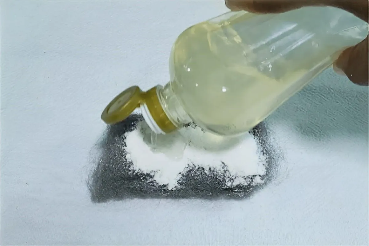 Misturei sal com vinagre e fiz uma misturinha mágica para li