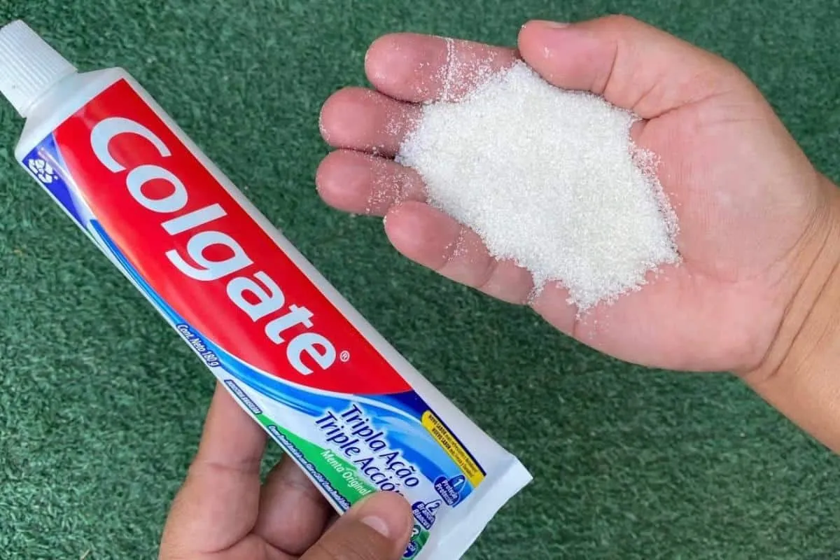 Misturinha caseira de açúcar e creme dental que vai te fazer