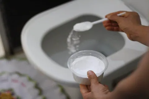 Misturinha caseira para limpar banheiro! Brilho instantâneo 