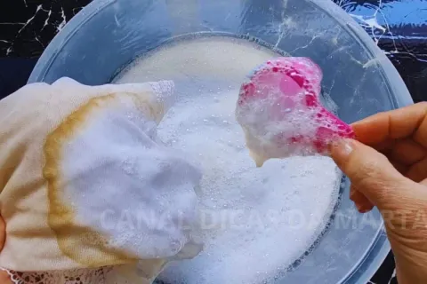 Misturinha para desencardir roupa que resolve o problema de 