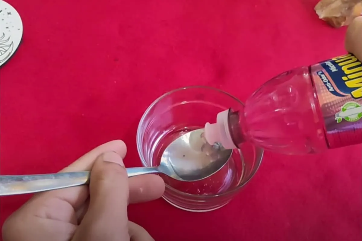 Misturinha para desengordurar vidros: não precisa mais compr