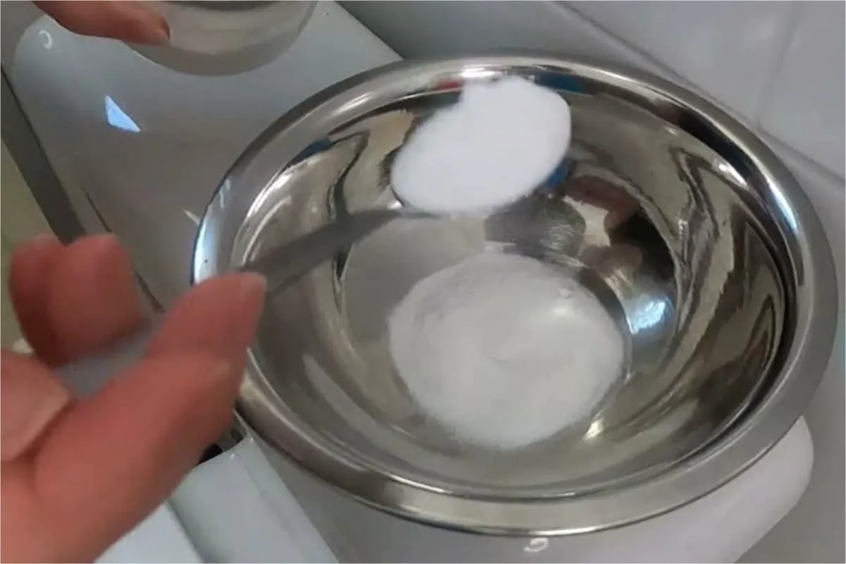 Misturinha para limpar box do banheiro que tira todas as man