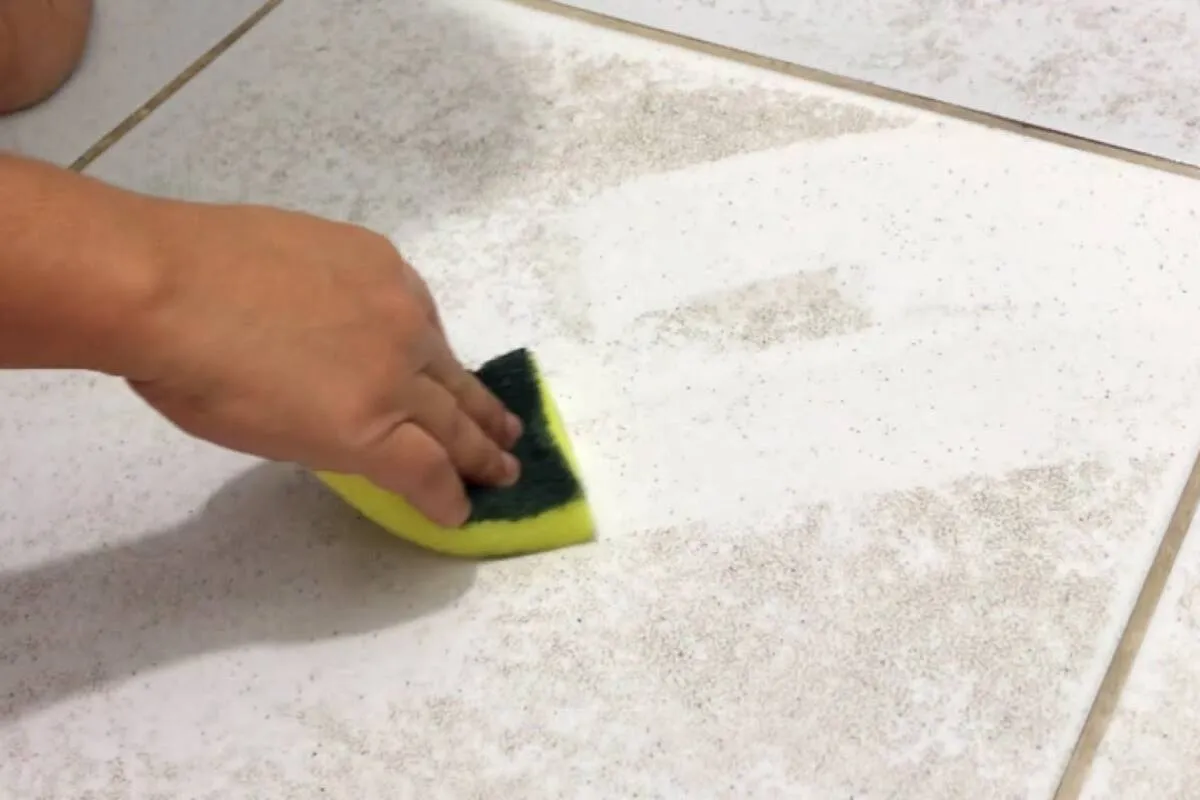 Misturinha para limpar piso: é infalível e faz mágica com ch