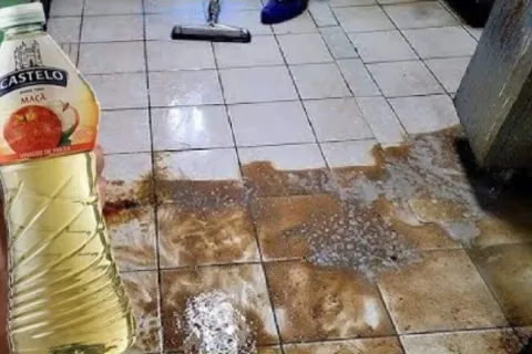 Misturinha para limpar piso manchado: faz milagre com chão v