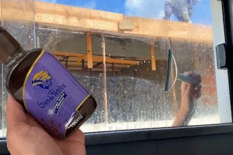 Misturinha para limpar vidros de janela e do box que é ótimo