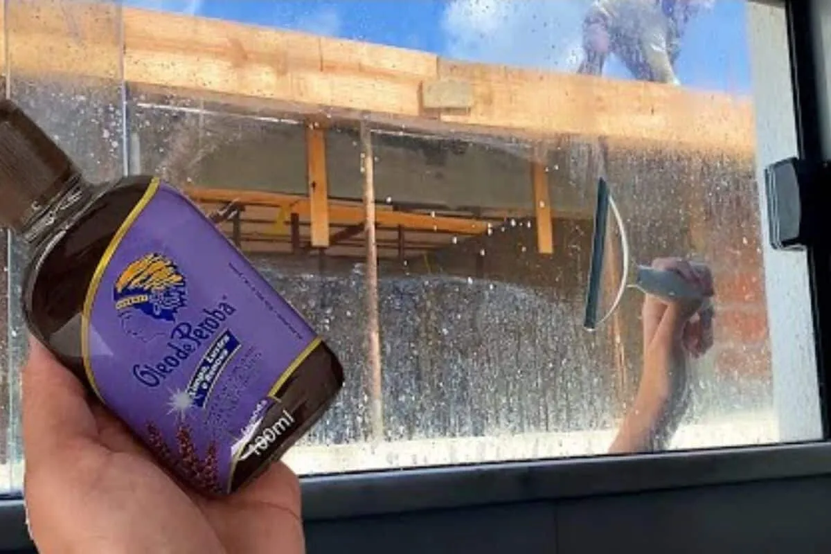 Misturinha para limpar vidros que remove gordura e deixa tud