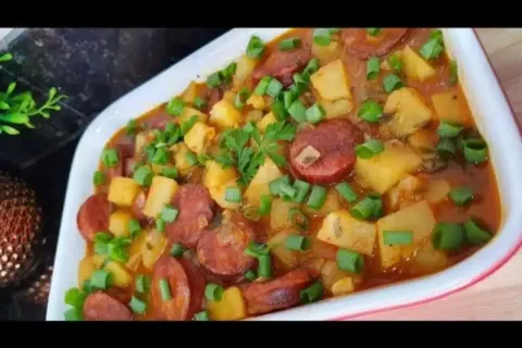 Molho de calabresa com batata bem cozida e suculenta, para v
